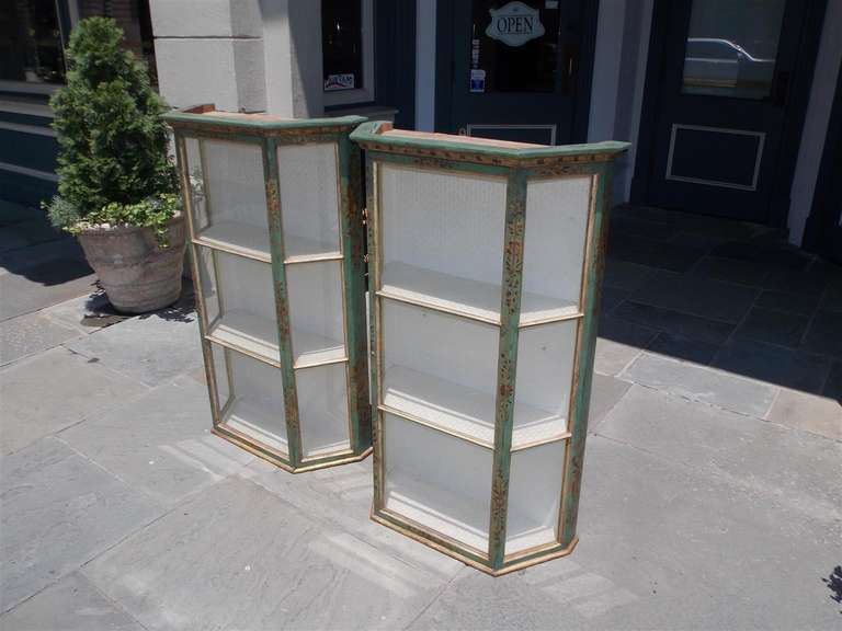 Neoclassical Pair of Italian Painted and Gilt Hanging Wall Vitrines, Late 19th century For Sale