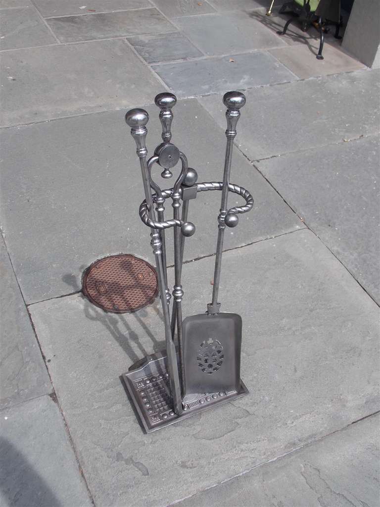 Set englischer Werkzeuge aus poliertem Stahl auf Ständer.  19. Jahrhundert (Britisch) im Angebot