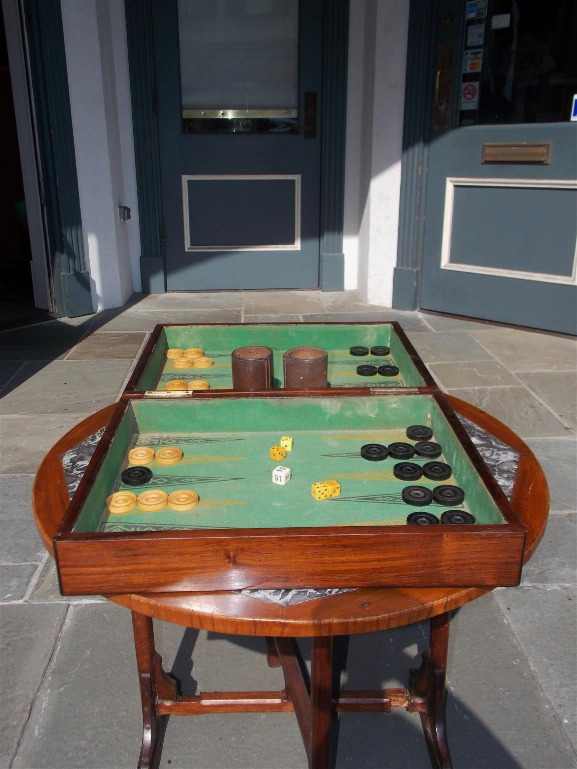 Boîte de jeu de backgammon anglaise complète en bois zébré, vers 1830 Excellent état - En vente à Hollywood, SC