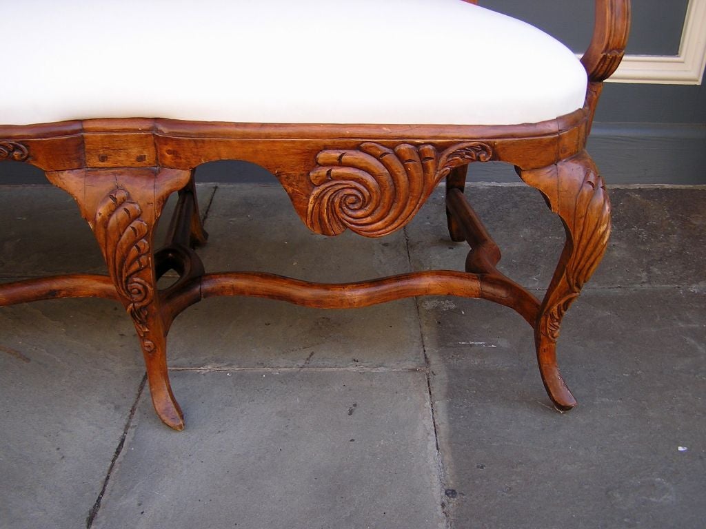 Italian Carved Wood Triple Splat Back Cherry Settee, Circa 1770 In Excellent Condition For Sale In Hollywood, SC