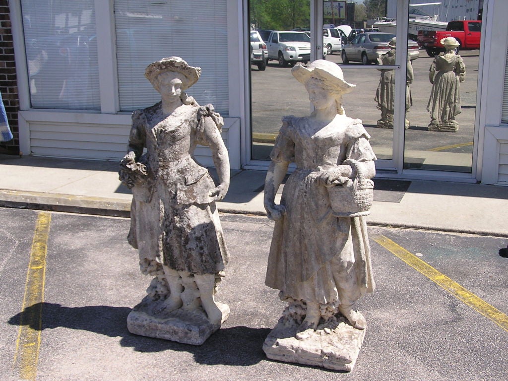 Pareja de estatuas de jardín figuradas italianas talladas a mano en piedra de Vicenza, Siglo XIX Neoclásico en venta