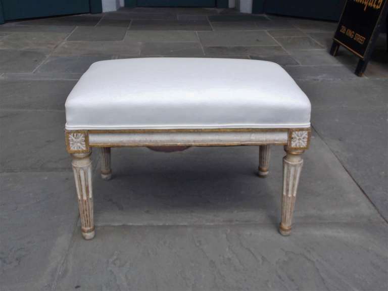 Italian Painted and Gilt Foot Stool, Circa 1810 In Excellent Condition For Sale In Hollywood, SC