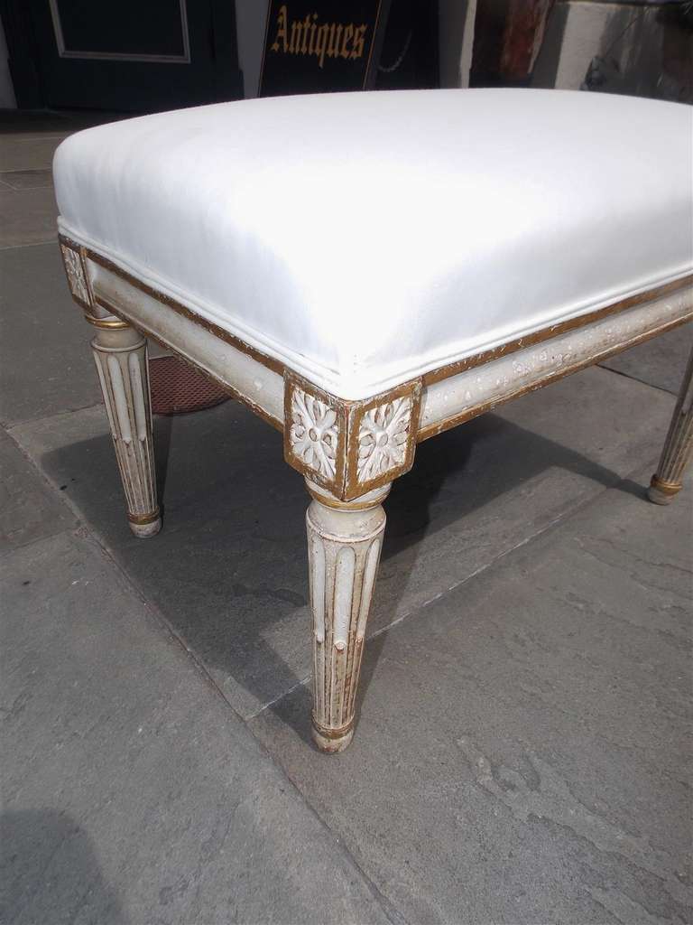 Tabouret italien à pieds peint et doré, vers 1810 en vente 1