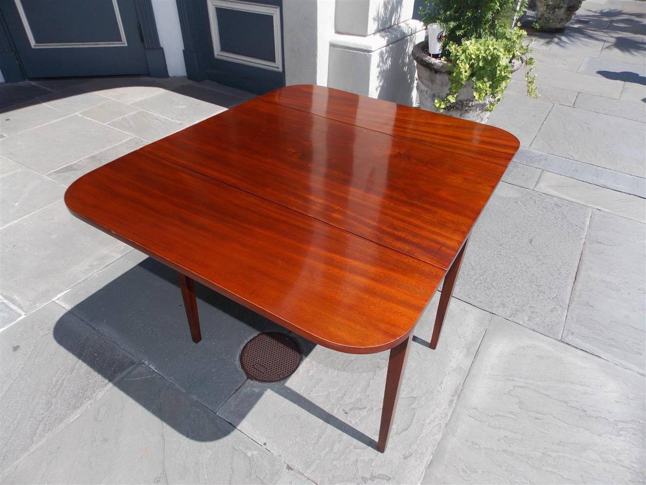 American Hepplewhite Mahogany Drop-Leaf Pembroke, Circa 1810 In Excellent Condition For Sale In Hollywood, SC