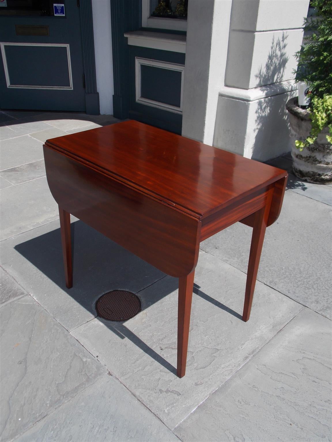 American Hepplewhite Mahogany Drop-Leaf Pembroke, Circa 1810 For Sale 2