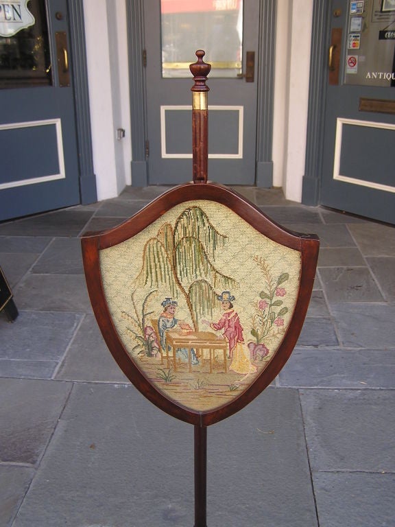 English Chippendale Mahogany Shield Back Pole Screen, Circa 1770 In Excellent Condition For Sale In Hollywood, SC