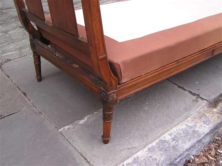 Cama de día italiana tallada en follaje de cerezo, circa 1780 en venta 3