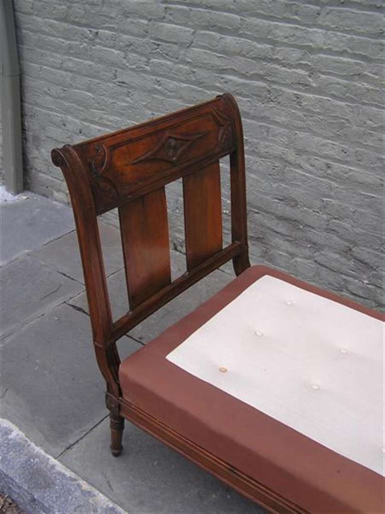 Cama de día italiana tallada en follaje de cerezo, circa 1780 en Excelente estado para la venta en Charleston, SC