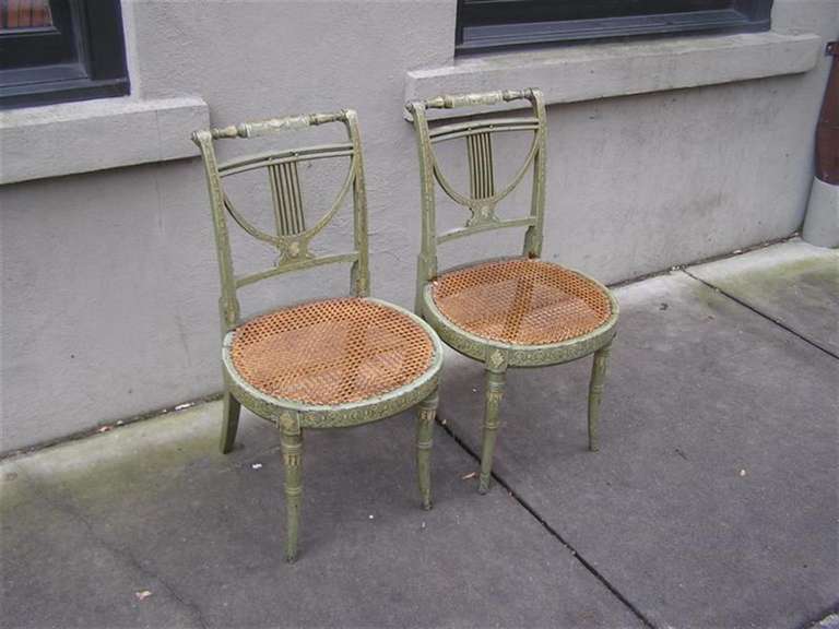 Paire de chaises françaises à dossier en forme de lyre peintes et poinçonnées à la main, vers 1810 Excellent état - En vente à Charleston, SC