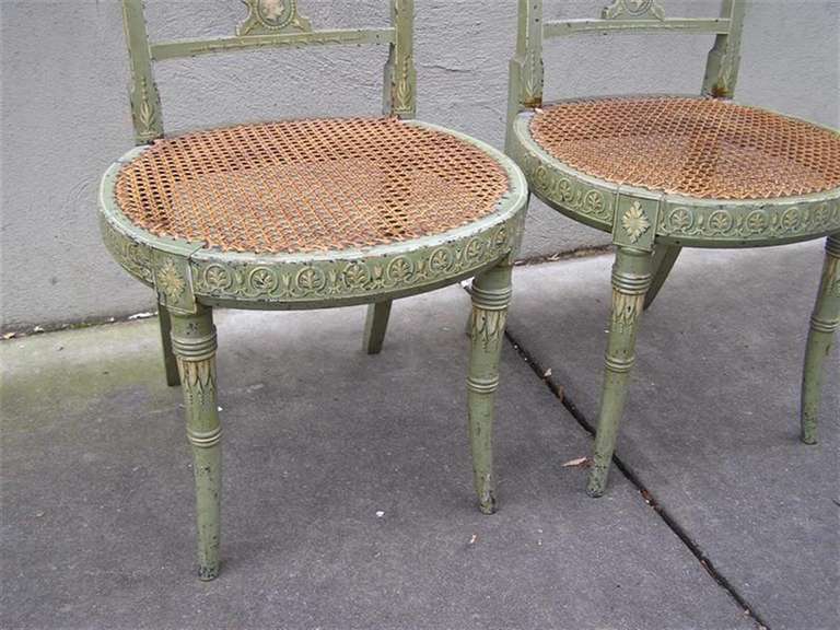 Paire de chaises françaises à dossier en forme de lyre peintes et poinçonnées à la main, vers 1810 en vente 1