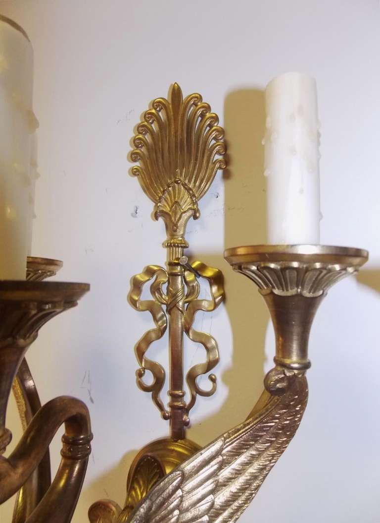 XIX secolo Coppia di scensori a cigno in bronzo dorato francese, 1815 circa in vendita