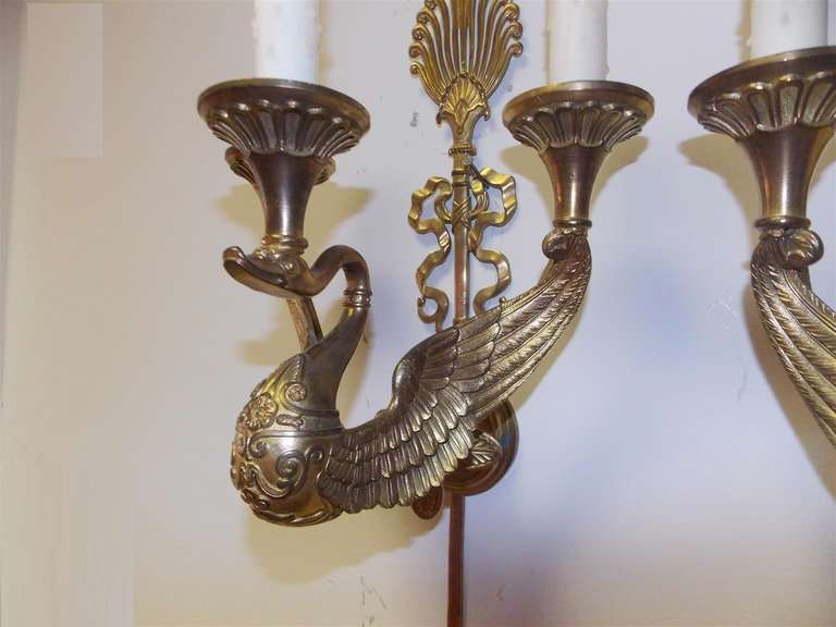 Paire d'appliques françaises en bronze doré représentant des cygnes, vers 1815 en vente 2