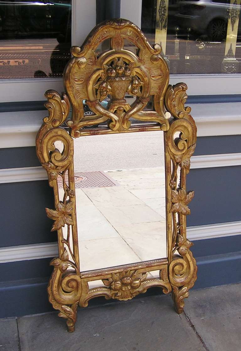 Espejo de pared italiano de madera tallada y dorada, circa 1780 Italiano en venta