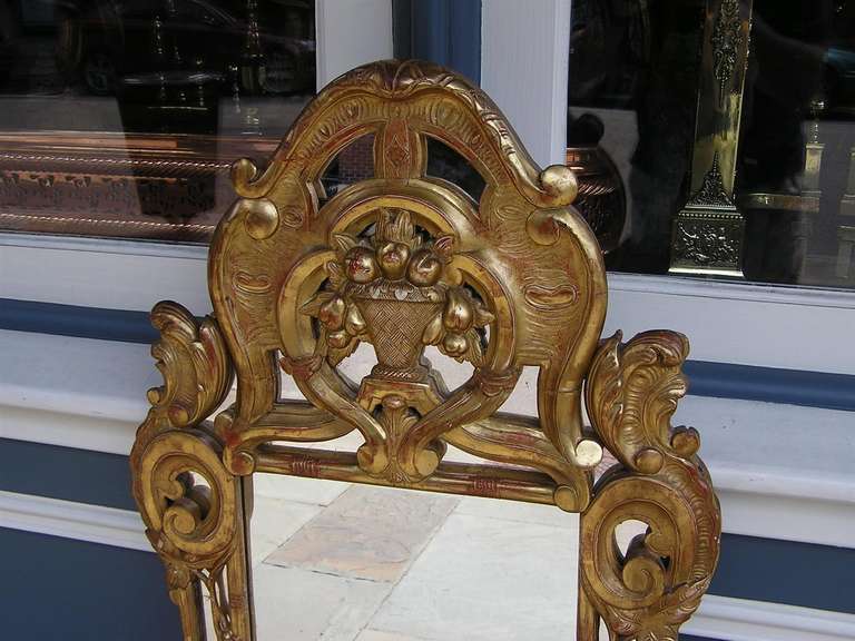 Espejo de pared italiano de madera tallada y dorada, circa 1780 en venta 1