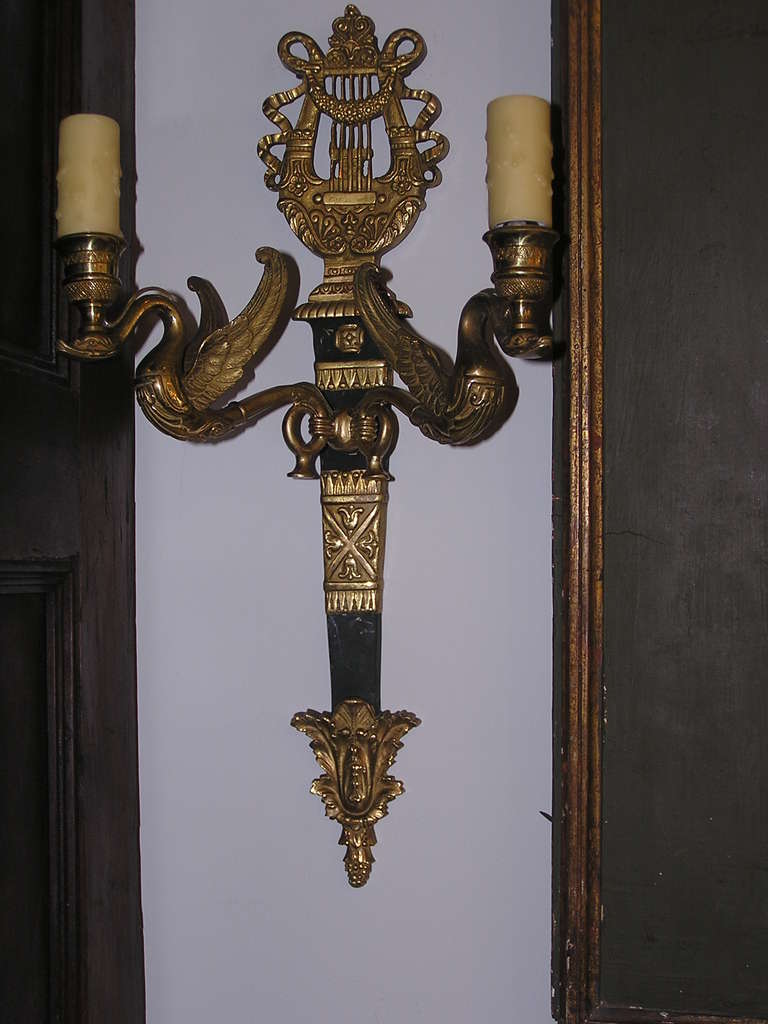 Pair of French Gilt Bronze Swan and Lyre Back Sconces, circa 1815 For Sale 1