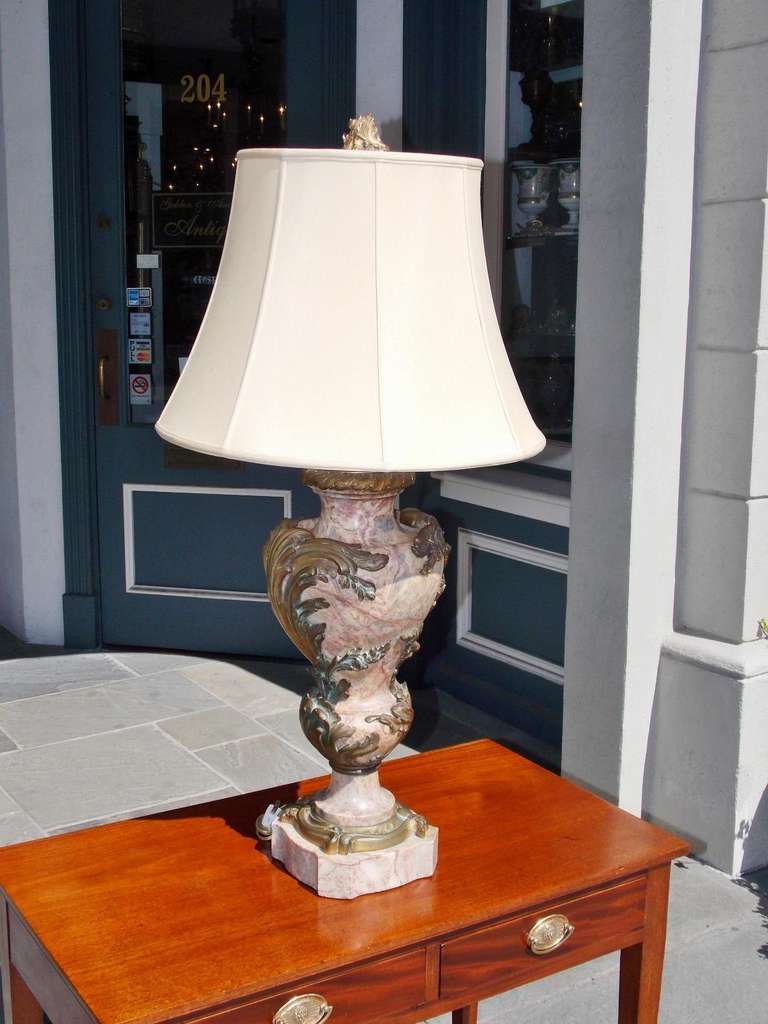 Lampe de table française en marbre et bronze doré avec abat-jour en soie.  Milieu du XIXe siècle.  La lampe mesure 8 pouces carrés à la base.