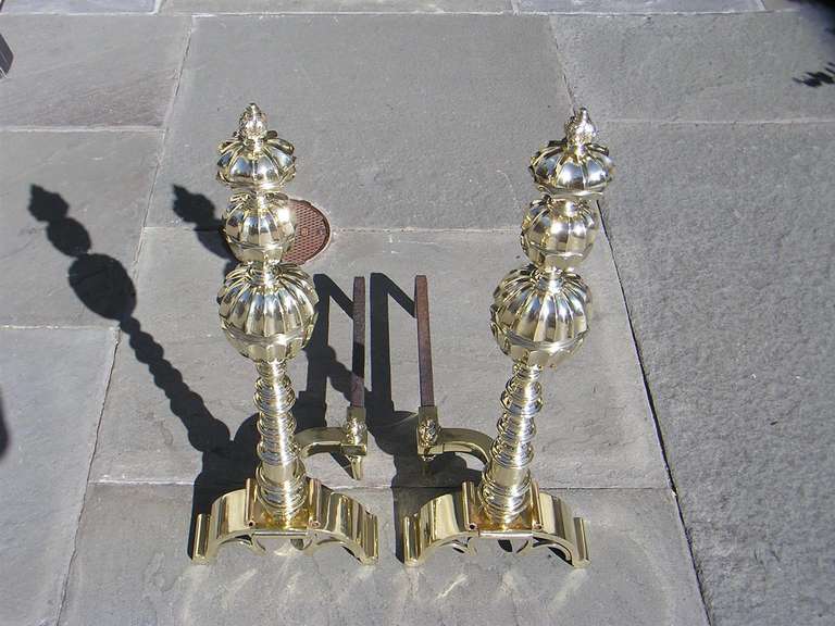 Paar italienische figurale Feuerböcke aus Messing, um 1800 (19. Jahrhundert) im Angebot