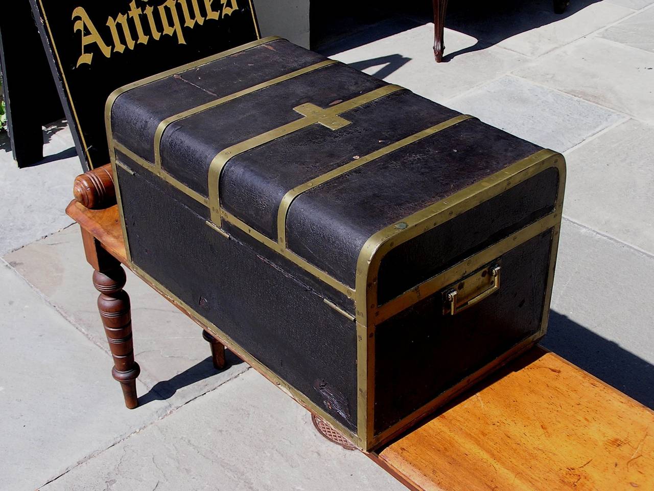 British Campaign Royalty Leather Traveling Trunk, Circa 1820 In Excellent Condition For Sale In Hollywood, SC