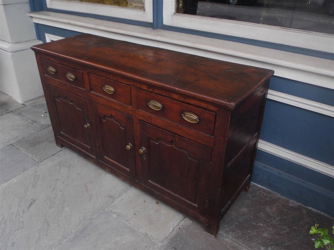 English Oak Three-Drawer Credenza, Circa 1780 In Excellent Condition For Sale In Hollywood, SC