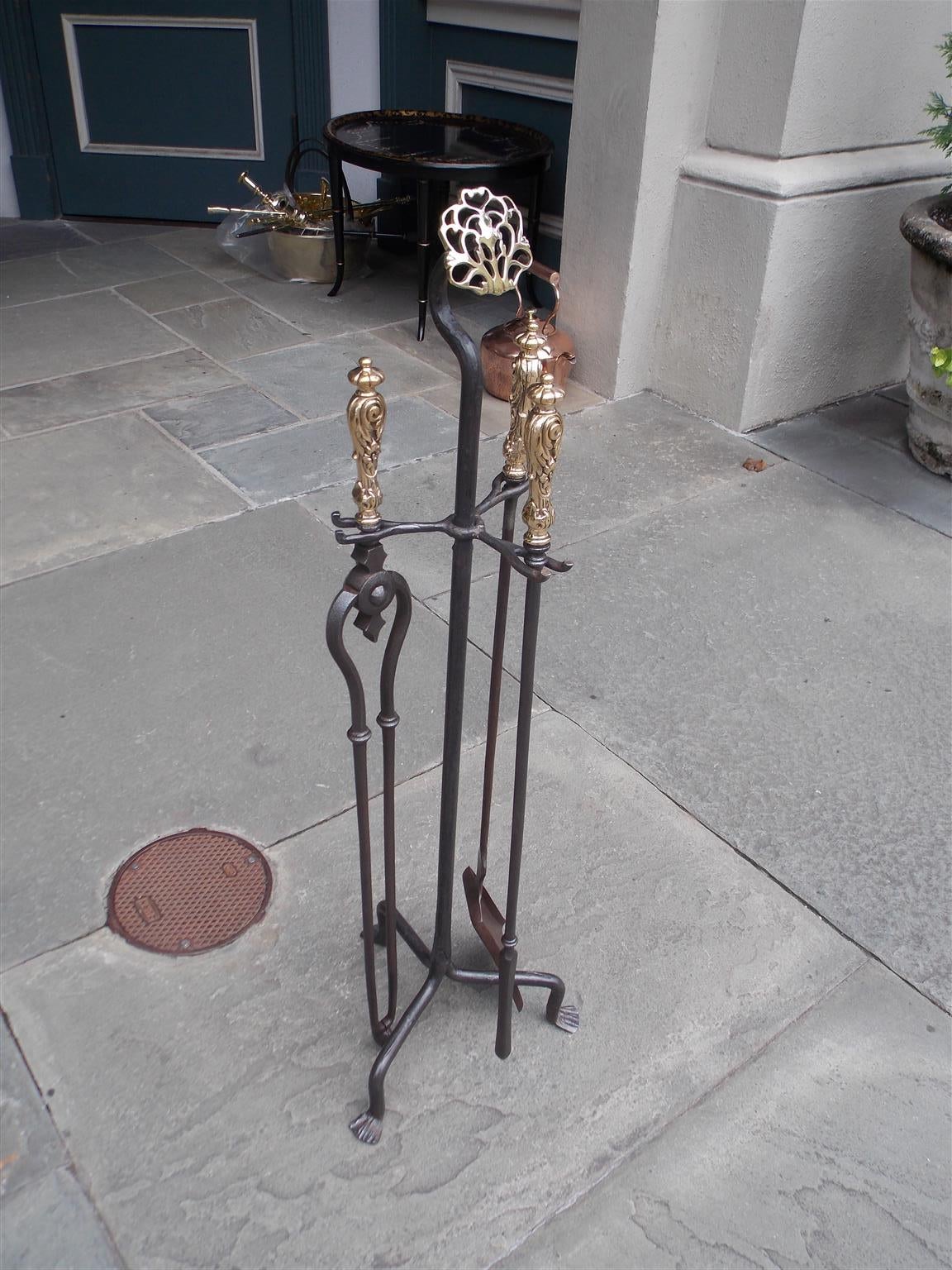 Set di attrezzi da fuoco francesi in bronzo e acciaio lucido su supporto con medaglione decorativo floreale centrale a volute,  Ogni manico è cesellato a mano con acanto e motivi floreali e termina su una base a treppiede con piedi a zampa di leone