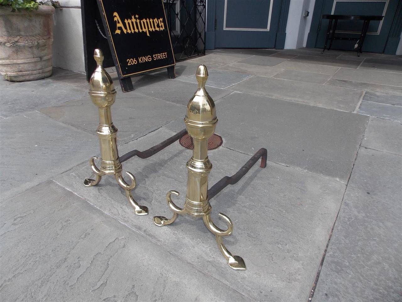 Pair of American Brass Acorn Faceted Andirons, Philadelphia, Circa 1800 In Excellent Condition For Sale In Charleston, SC