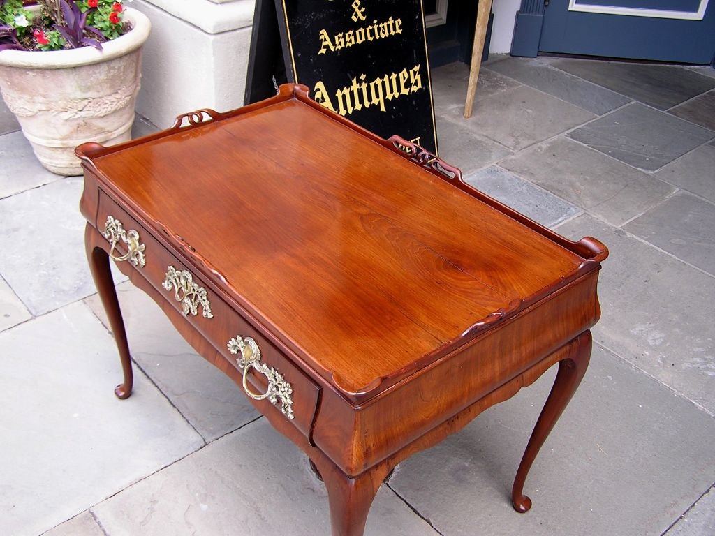 Queen Anne-Mahagoni-Teetisch mit Galerie aus Mahagoni. CIRCA 1750 (Messing) im Angebot