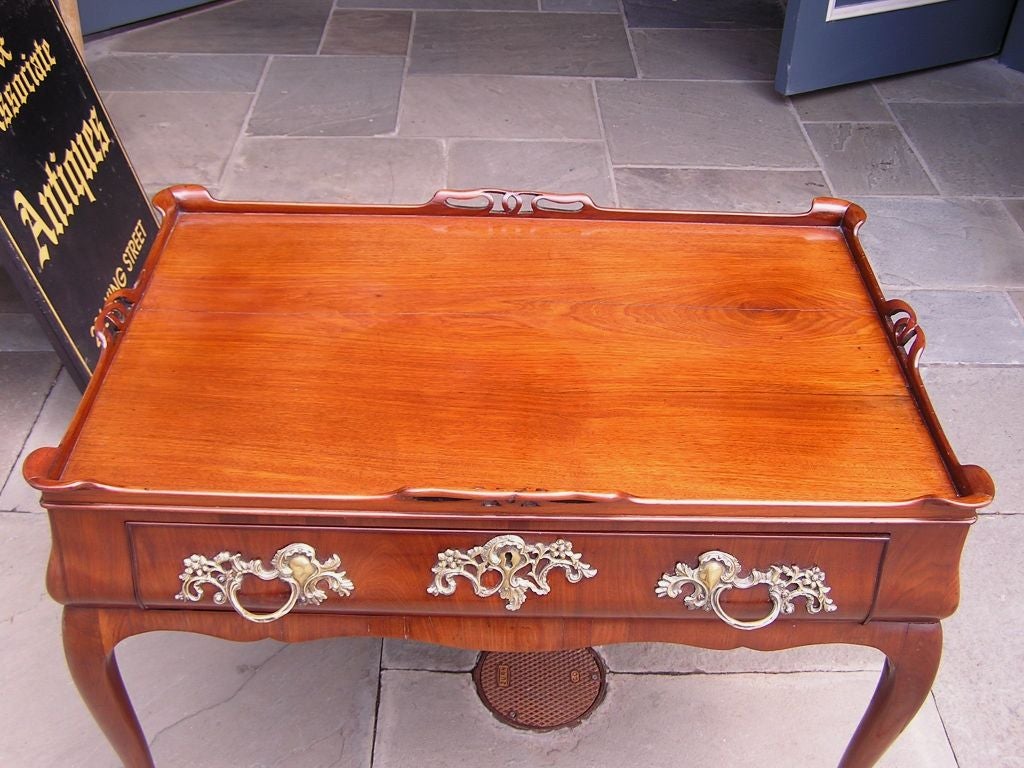 Queen Anne-Mahagoni-Teetisch mit Galerie aus Mahagoni. CIRCA 1750 im Angebot 1