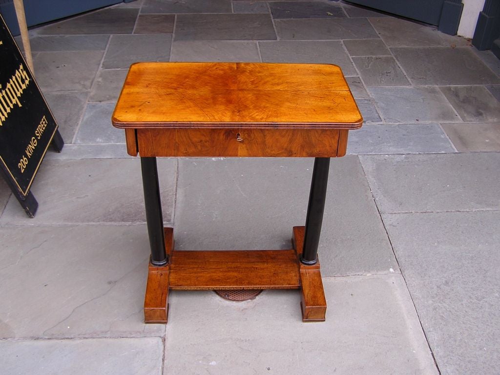 Tavolino a un cassetto in radica di noce francese e colonna ebanizzata, 1790 circa