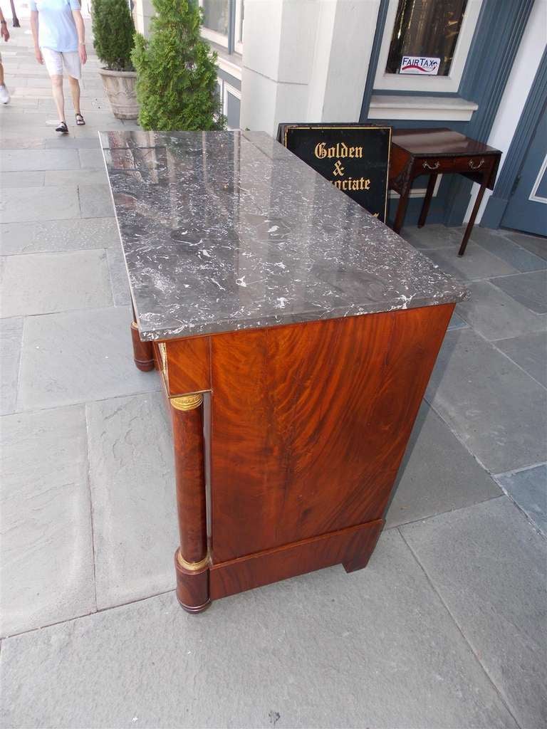 Similoro Cassettiera francese in mogano con piano in marmo e ormeggio.  Circa 1810 in vendita