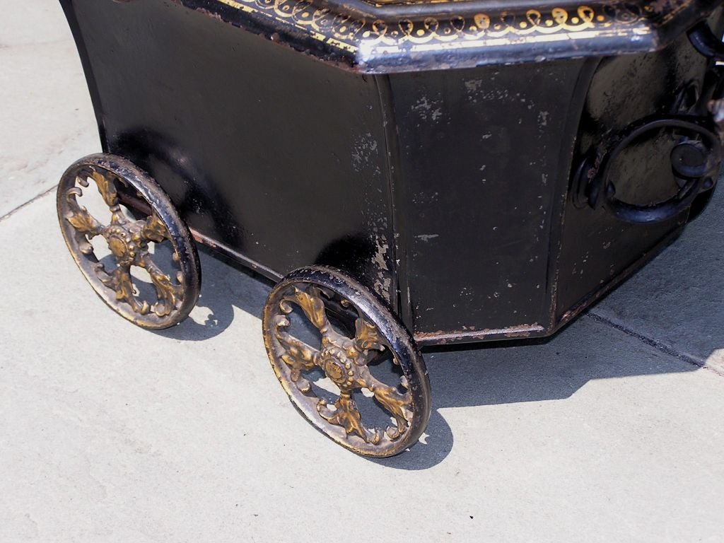 Tole dorée anglaise Stenciled & Iron Coal Hod monté sur roues, C. 1820 en vente 2