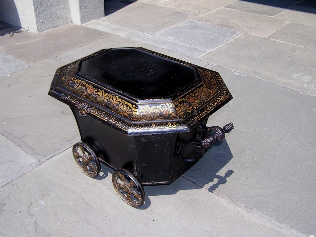 Anglais Tole dorée anglaise Stenciled & Iron Coal Hod monté sur roues, C. 1820 en vente
