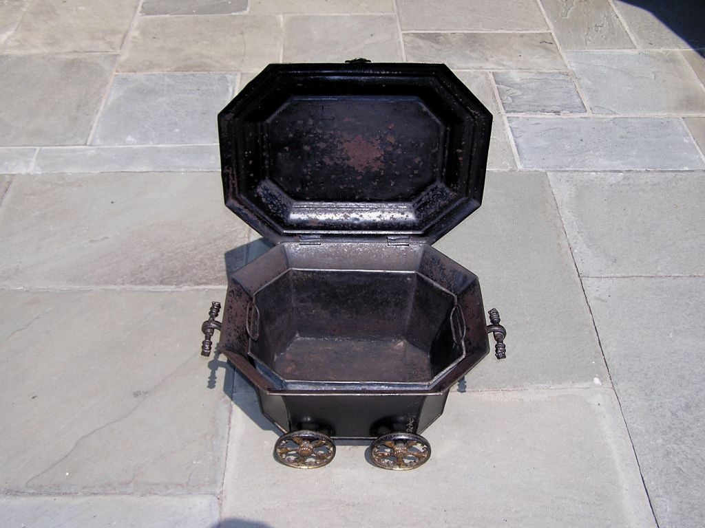 Début du XIXe siècle Tole dorée anglaise Stenciled & Iron Coal Hod monté sur roues, C. 1820 en vente