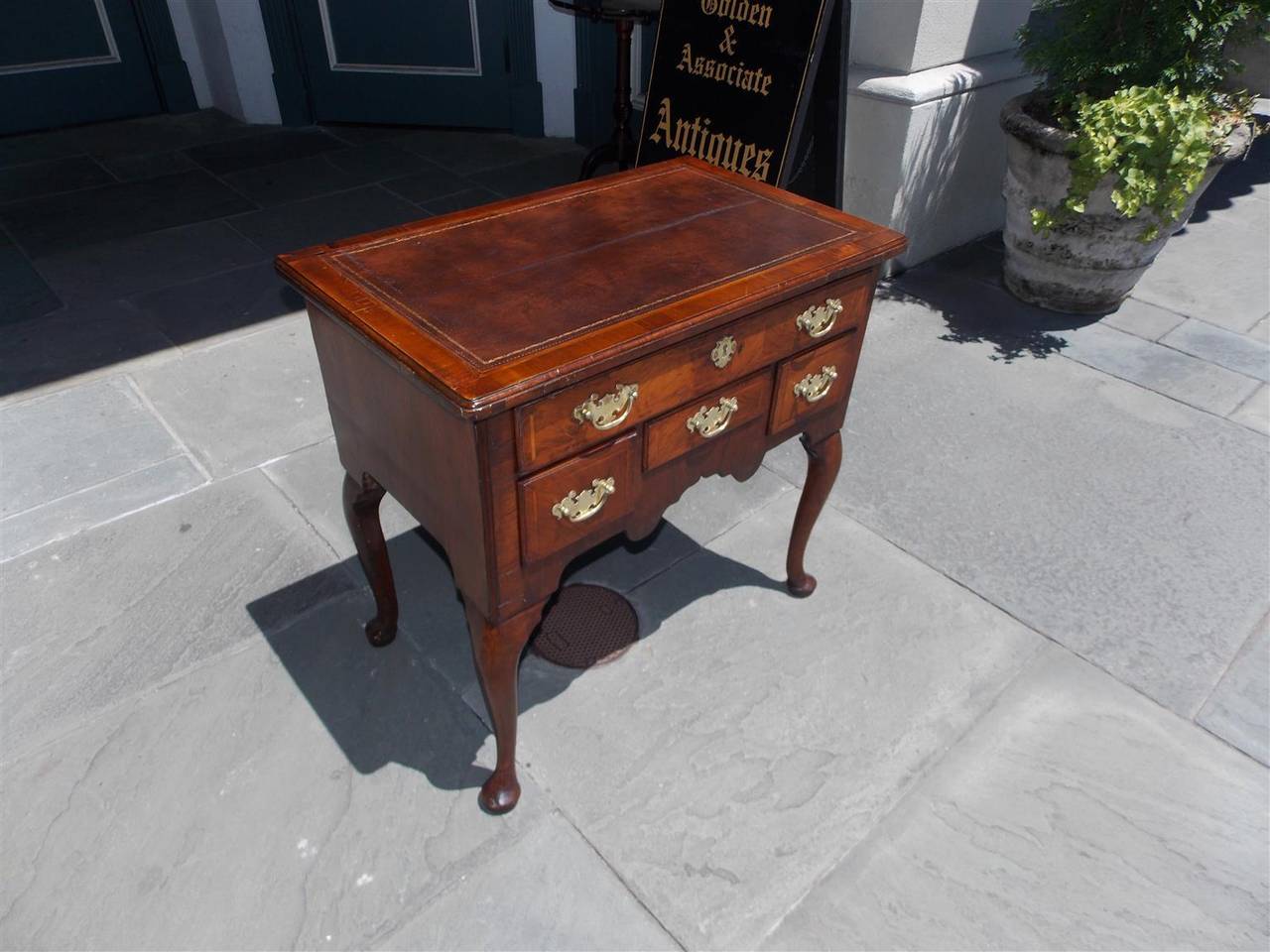 Anglais Commode basse anglaise Queen Anne en broussin de noyer avec dessus en cuir, vers 1750 en vente