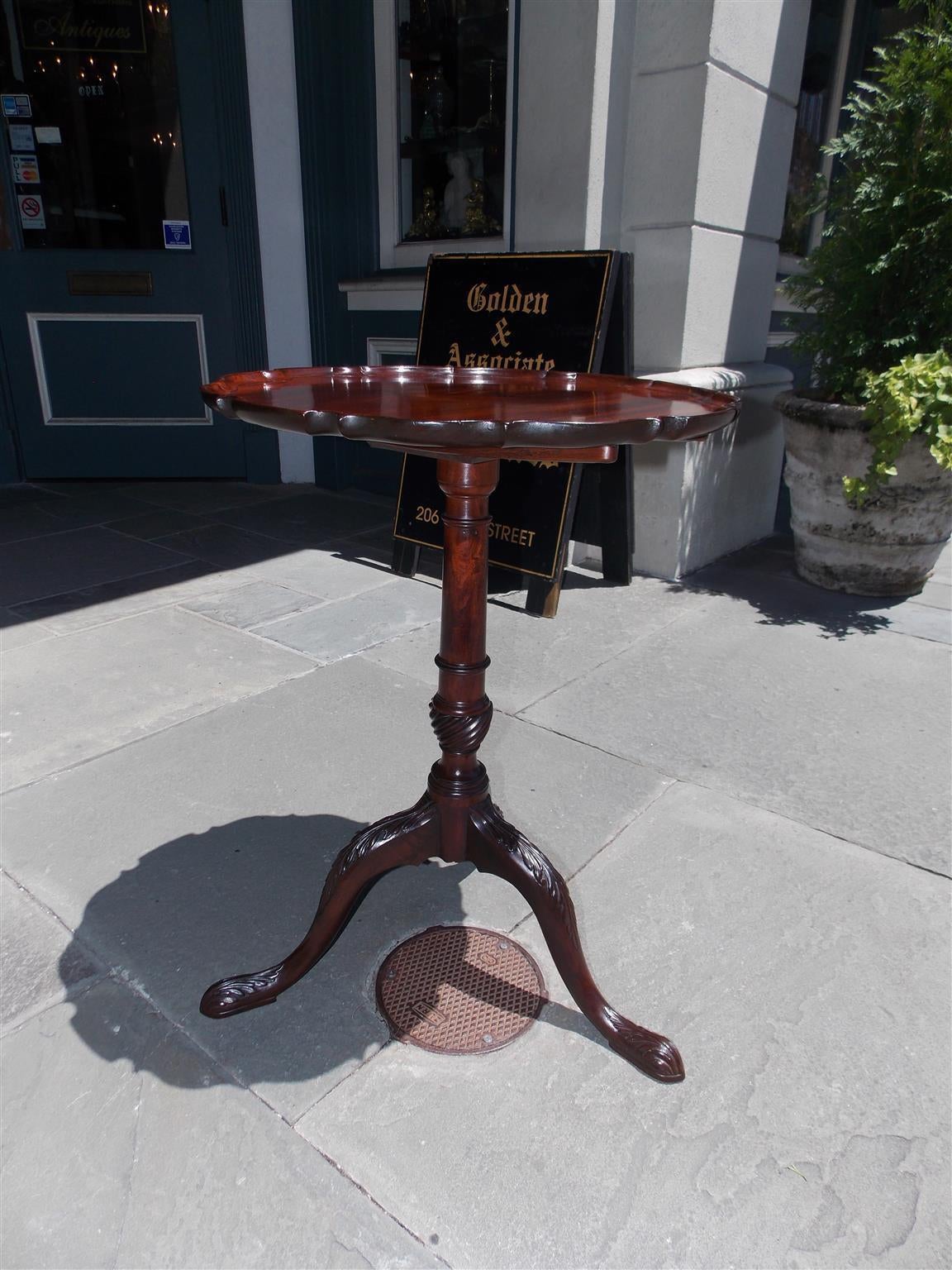 Hand-Carved American Chippendale Mahogany Tilt-Top Tea Table, Circa 1770