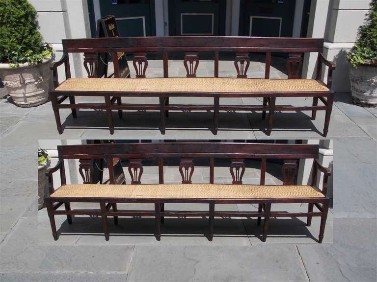 Paar italienische Liegestühle aus Nussbaum mit Leierrückenlehne und Binsensitz, um 1790