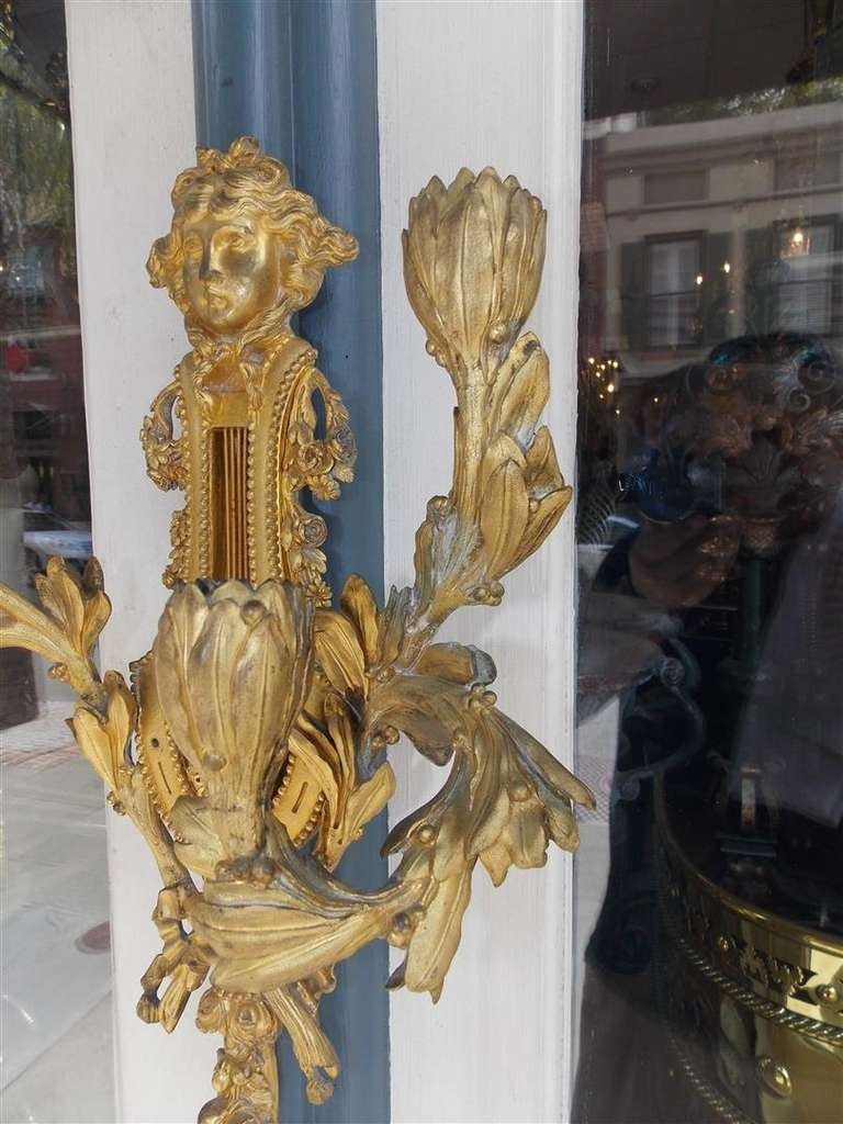 Doré Paire d'appliques françaises Louis XVI à quatre bras en bronze doré à motifs figuratifs et feuillages. C. 1780 en vente