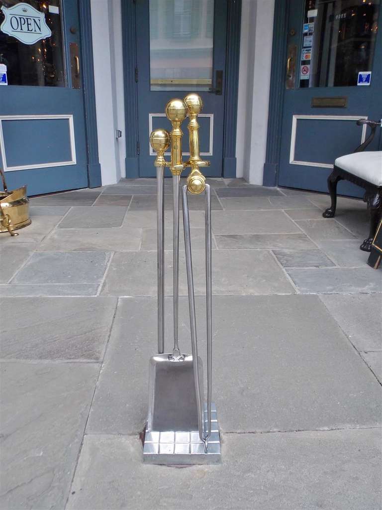 Set di utensili da fuoco americani in nichel, argento e ottone, di dimensioni nobili e con dettagli raffinati, con nervature tornite e appoggiati su un supporto quadrato con scanalature. Il set è composto da pala e pinza. Inizio del XIX secolo