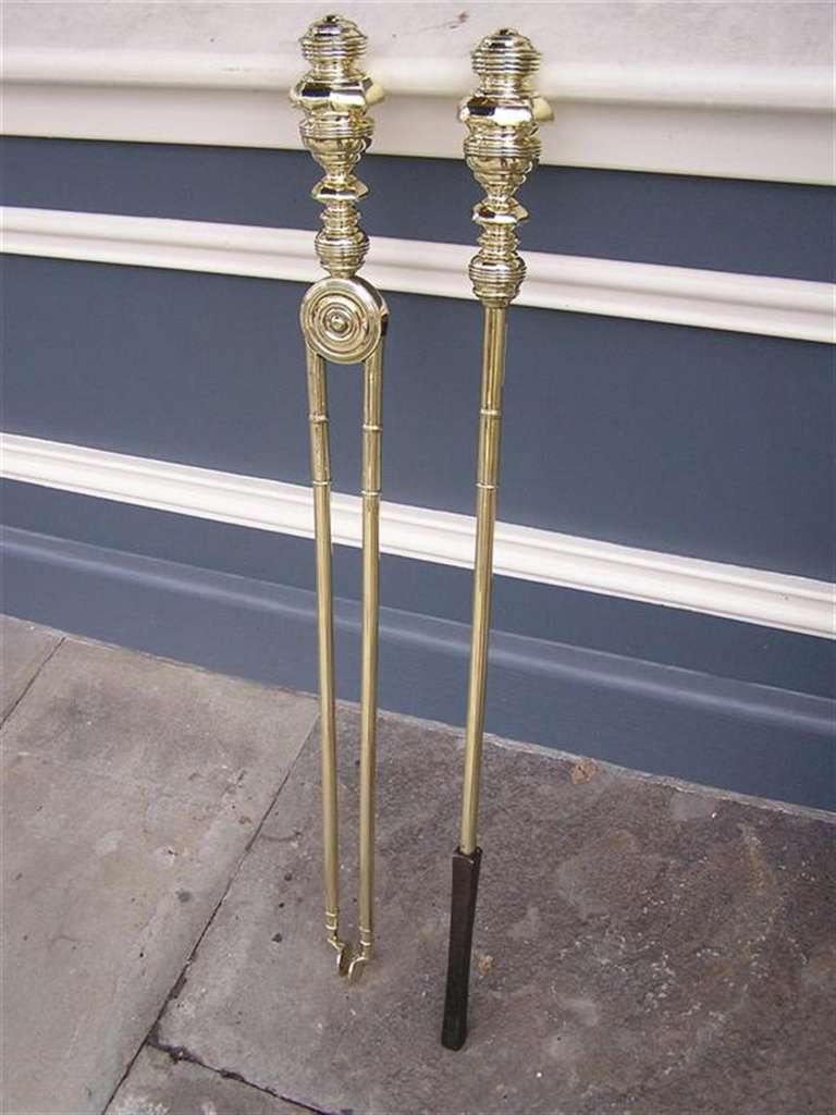 Amerikanisches Kaminbesteck aus Messing aus der Zeit der Periode, Paar  CIRCA 1820 (amerikanisch) im Angebot