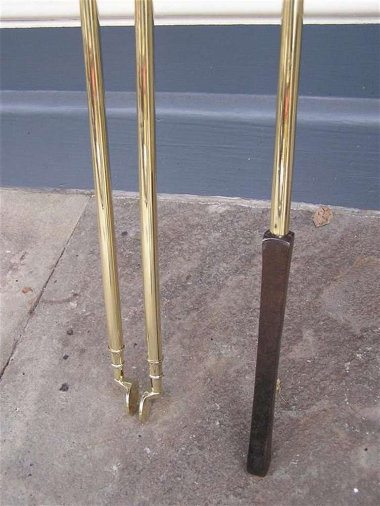 Amerikanisches Kaminbesteck aus Messing aus der Zeit der Periode, Paar  CIRCA 1820 im Angebot 1
