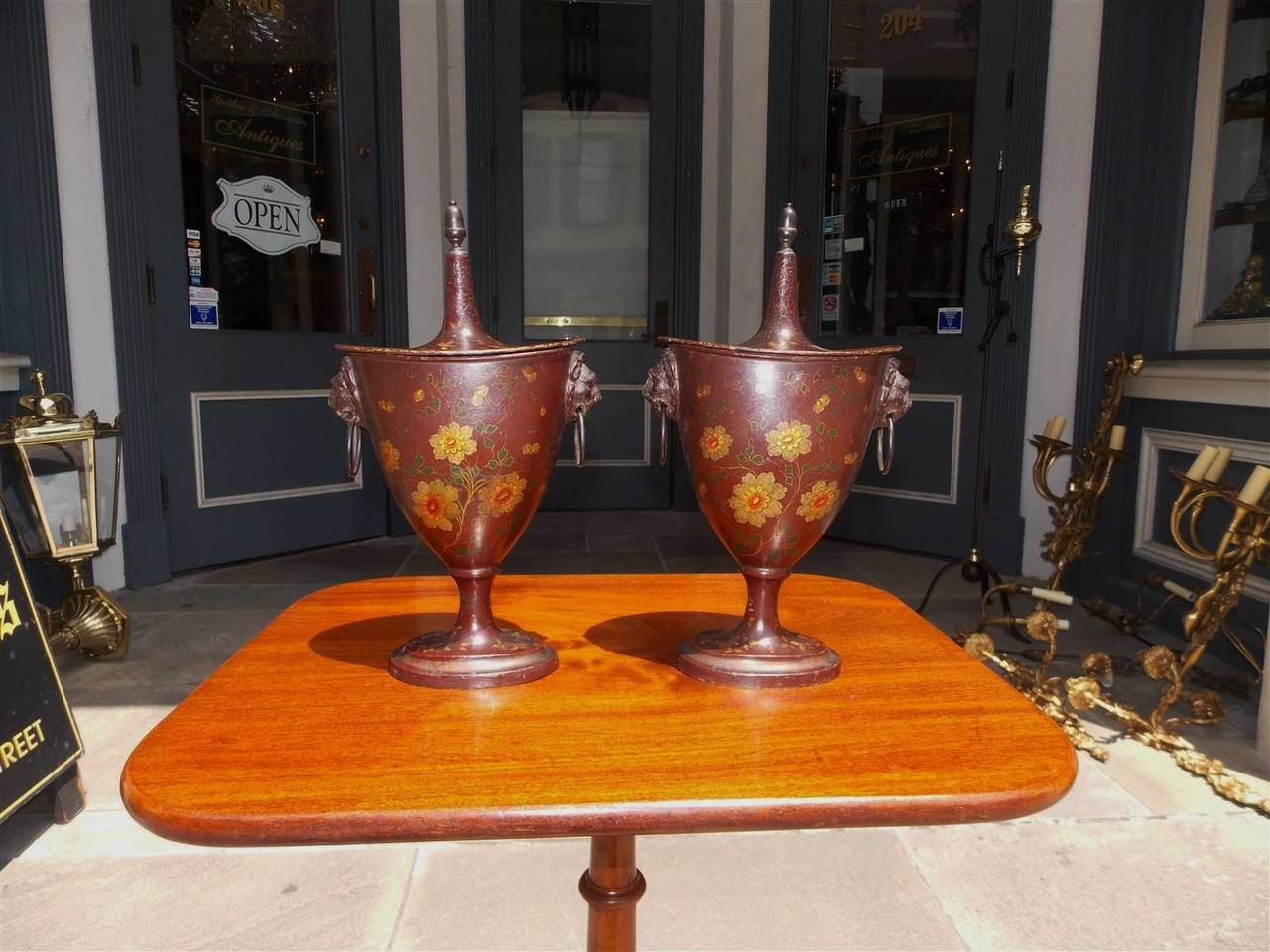 Pair of English Regency Tole Chestnut Urns, Circa 1810 In Excellent Condition For Sale In Hollywood, SC