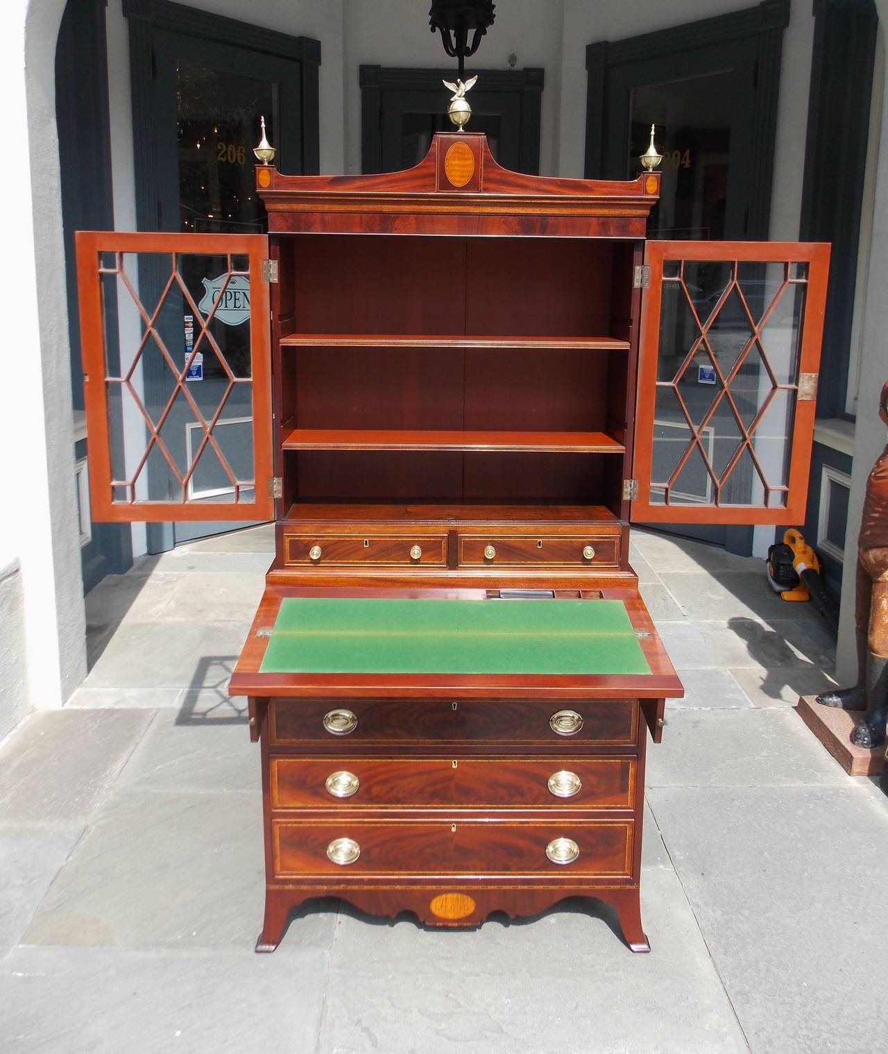 American Hepplewhite Secretary with Bookcase, Boston, Circa 1850 In Excellent Condition In Hollywood, SC