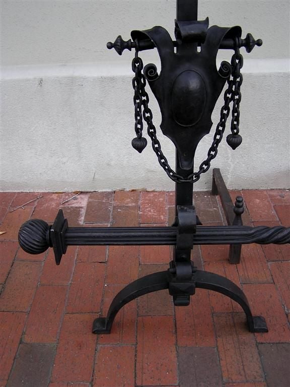 Pareja de morillos americanos de hierro forjado con travesaño decorativo, c. 1820 en Excelente estado para la venta en Charleston, SC