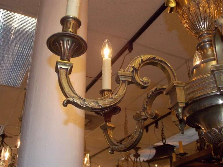 Calco Lampadario francese in bronzo dorato a sei bracci con fregio a urna centrale e fogliame d'acanto, 1840 ca. in vendita