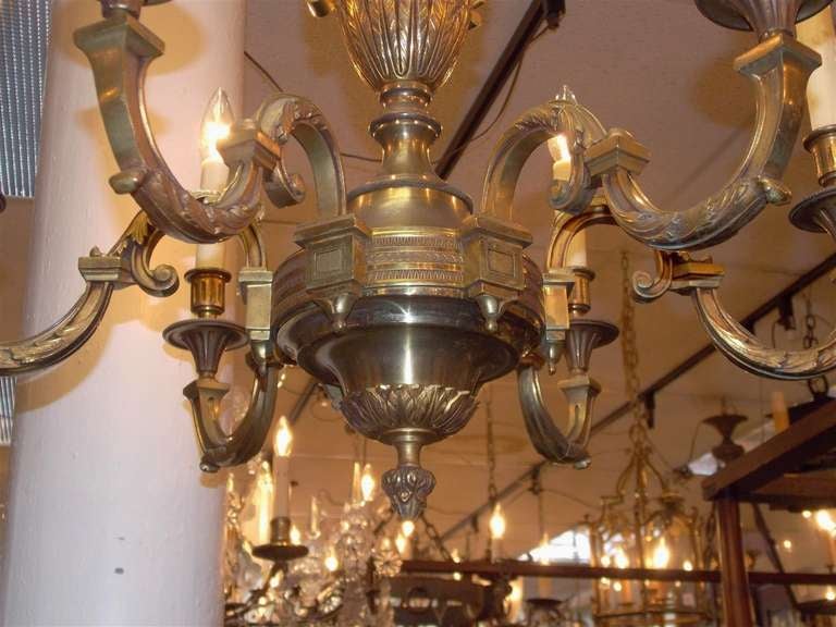 Lampadario francese in bronzo dorato a sei bracci con fregio a urna centrale e fogliame d'acanto, 1840 ca. In condizioni ottime in vendita a Charleston, SC