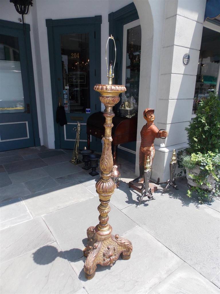 Italian Gilt & Red Lacquered Deccorative Floral Torchiere. Circa 1770 In Excellent Condition For Sale In Hollywood, SC