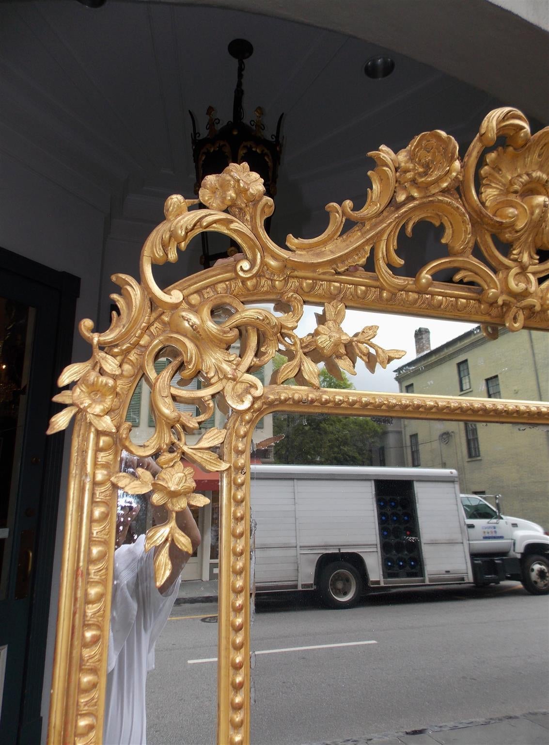 English Gilt Wood and Gesso Foliage Cartouche Wall Mirror, Circa 1820 In Excellent Condition For Sale In Hollywood, SC