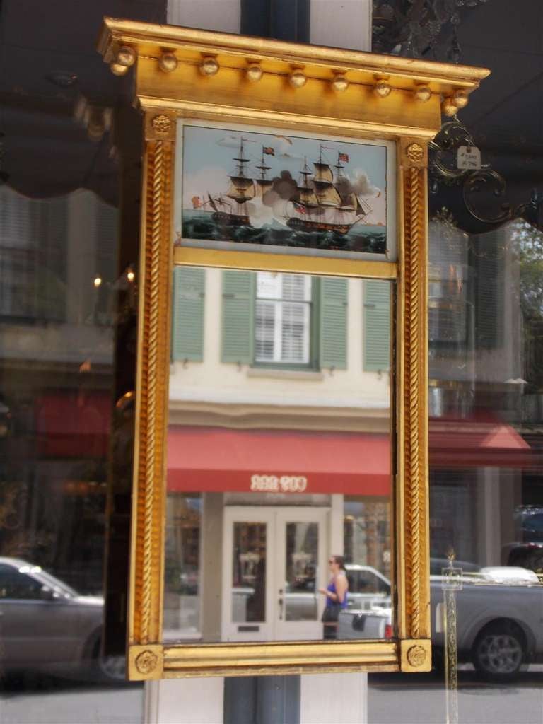 Amerikanischer klassischer vergoldeter amerikanischer Eglomise-Spiegel mit Seil- und Medaillonschnitzereien, um 1815 (Amerikanischer Imperialismus) im Angebot