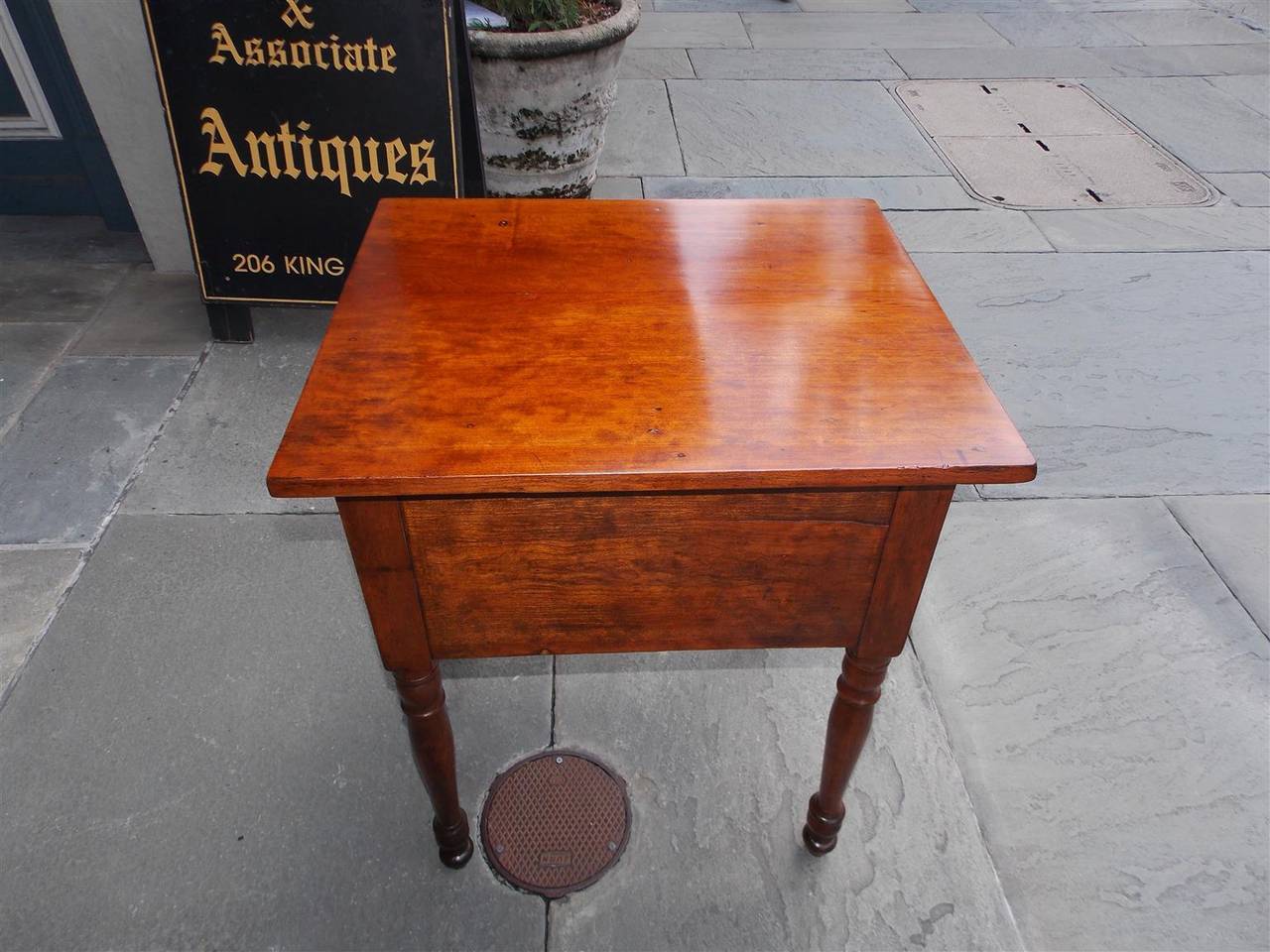 American Sheraton Cherry and Tiger Maple Two-Drawer Stand, Circa 1810 In Excellent Condition For Sale In Hollywood, SC