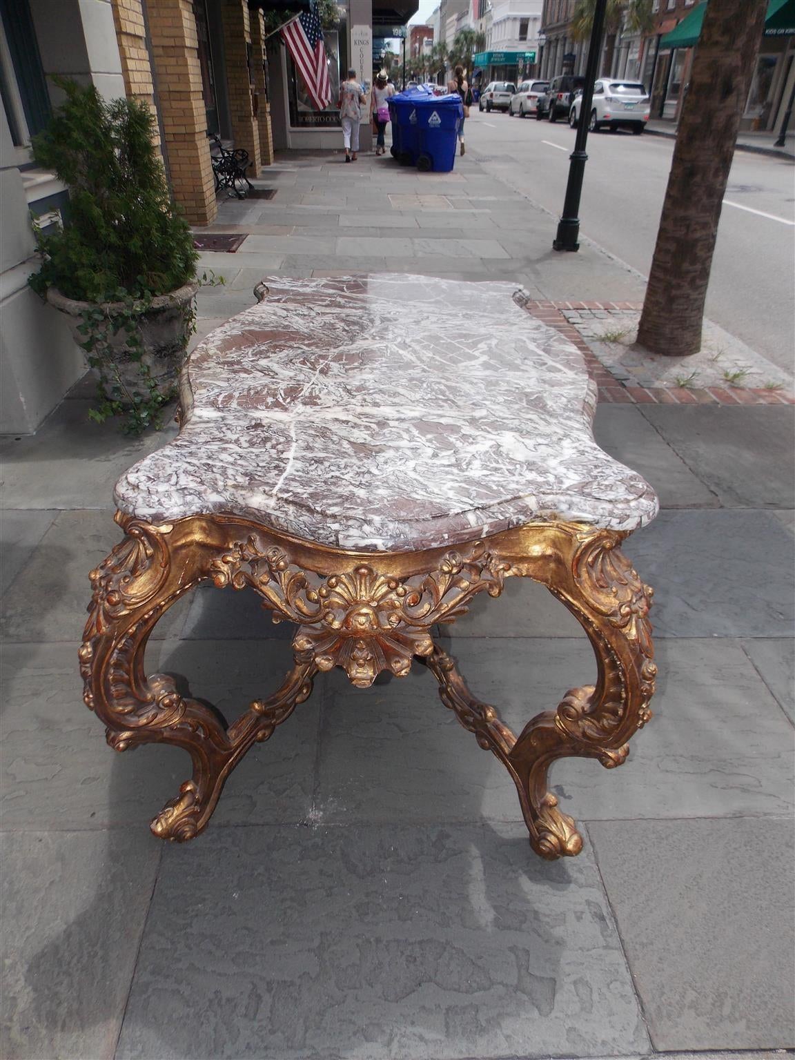 Mesa central francesa con tablero de mármol serpentino y flores doradas, circa 1770 en Excelente estado para la venta en Charleston, SC