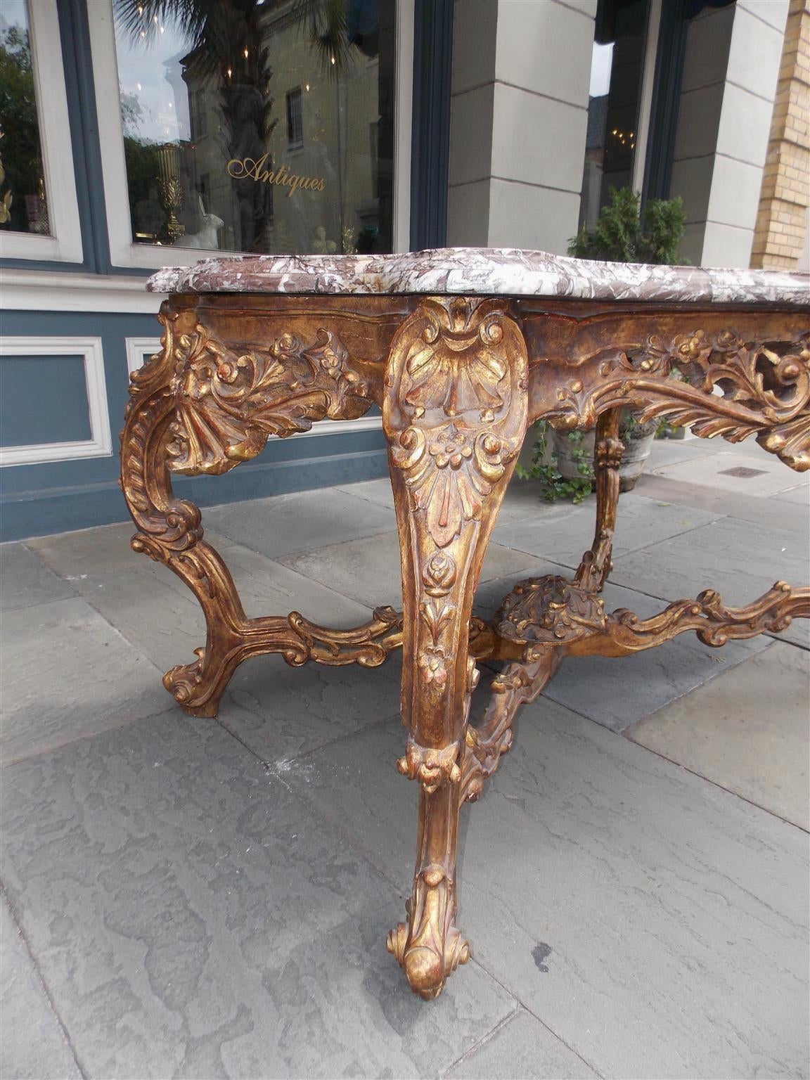 Mesa central francesa con tablero de mármol serpentino y flores doradas, circa 1770 en venta 1